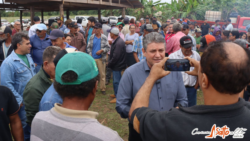 Dep. Valmir Moretto realiza entrega de projeto de instalação de Rede elétrica em assentamento