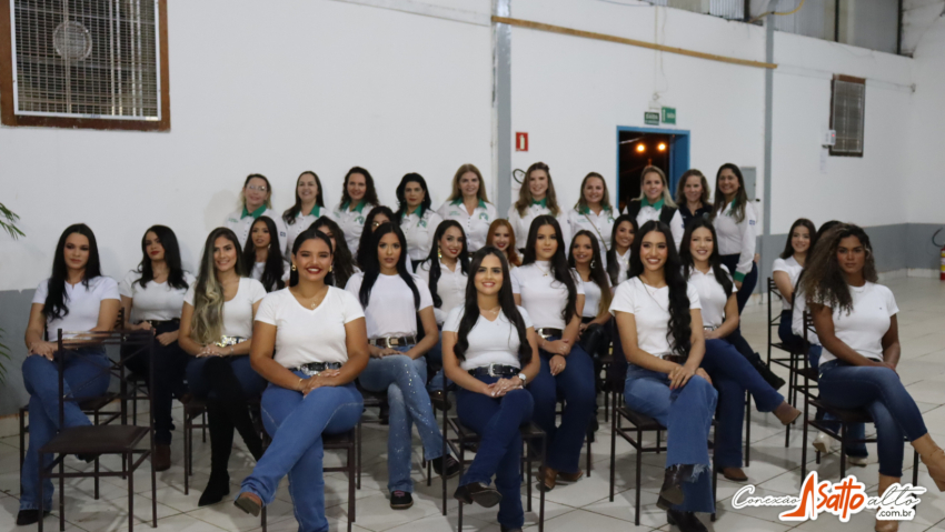 APRESENTAÇÃO DAS CANDIDATAS MARCA O INÍCIO DO BAILE DA RAINHA E 29º EXPOESTE