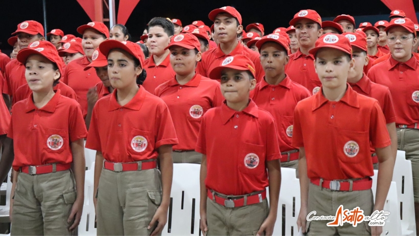 Projeto Bombeiros do Futuro realiza formatura dos bombeiros mirins e comemora 21 anos da 8º CIBM