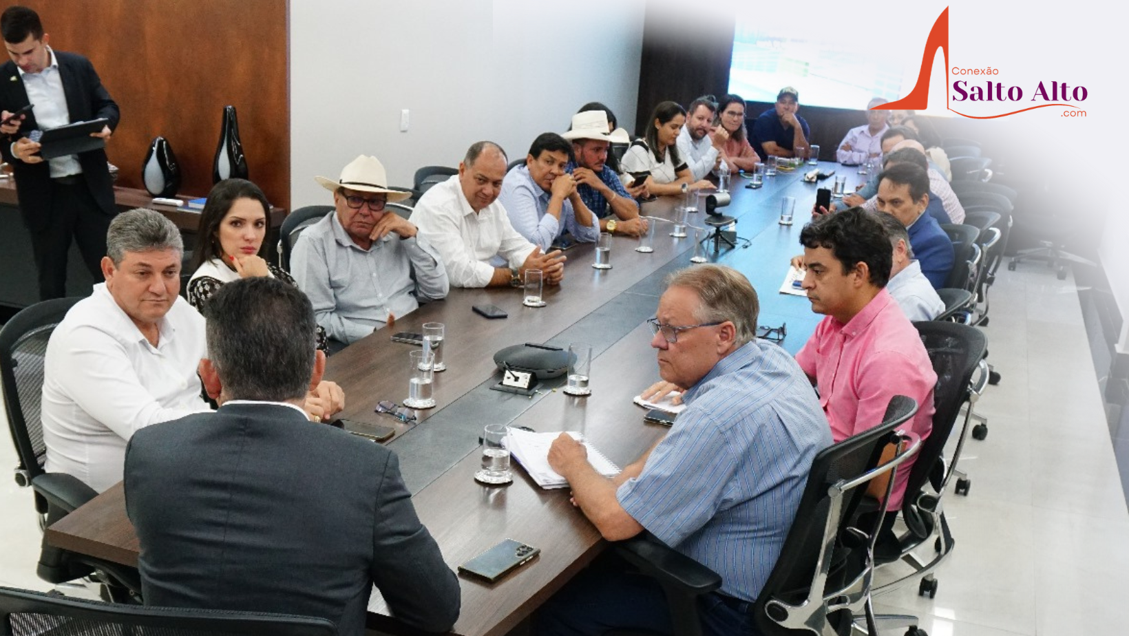 Deputado Valmir Moretto ao Lado do Governador Mauro Mendes e Prefeitos em Histórica Reunião pela Saúde Regional