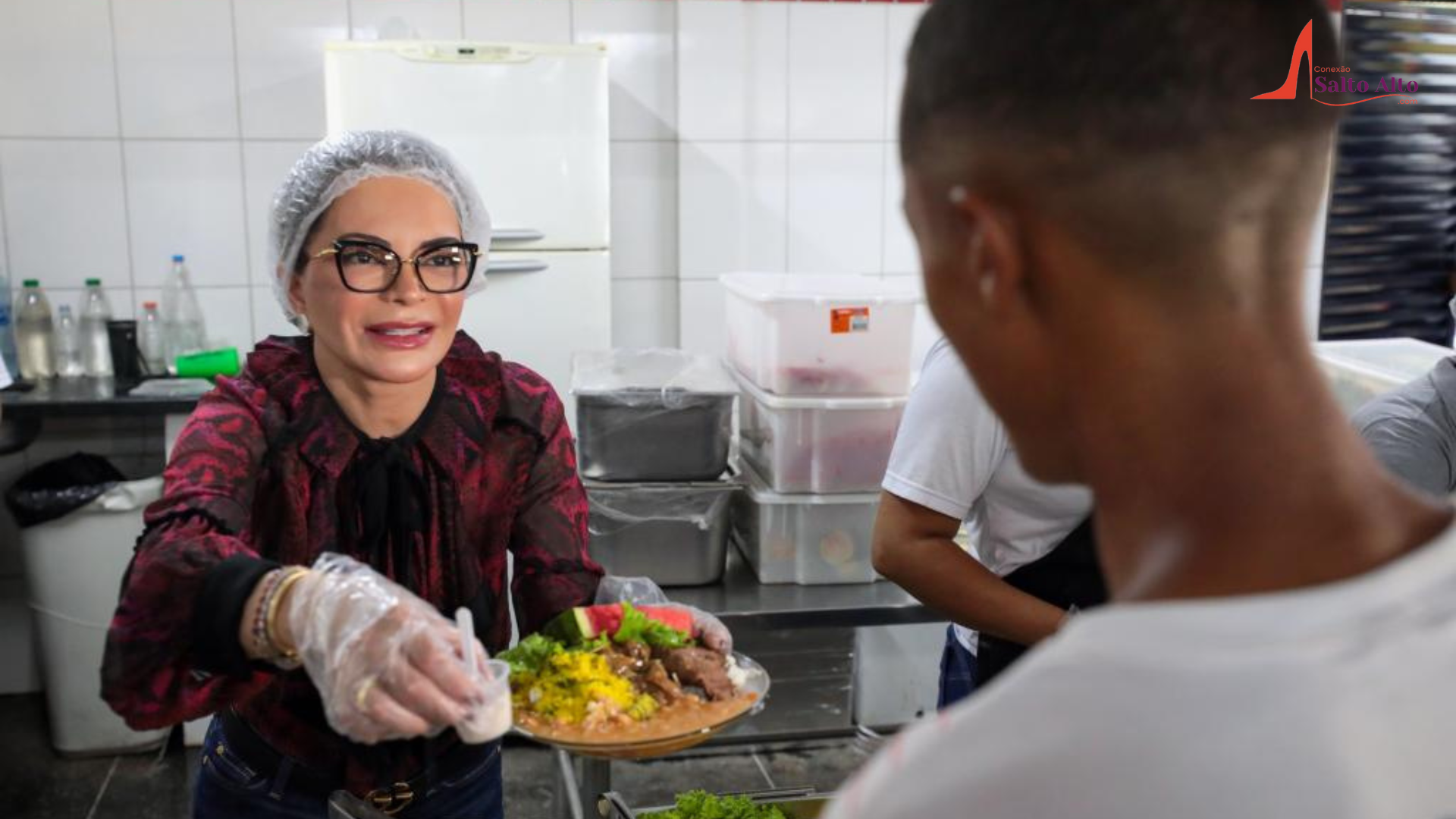 Primeira-dama de MT participa de almoço de Natal no Restaurante Prato Popular