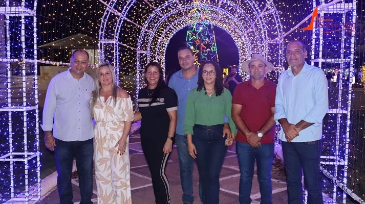 Magia de Natal: Prefeitura de Nova Lacerda ilumina a praça com espetáculo de luzes para celebrar as festividades