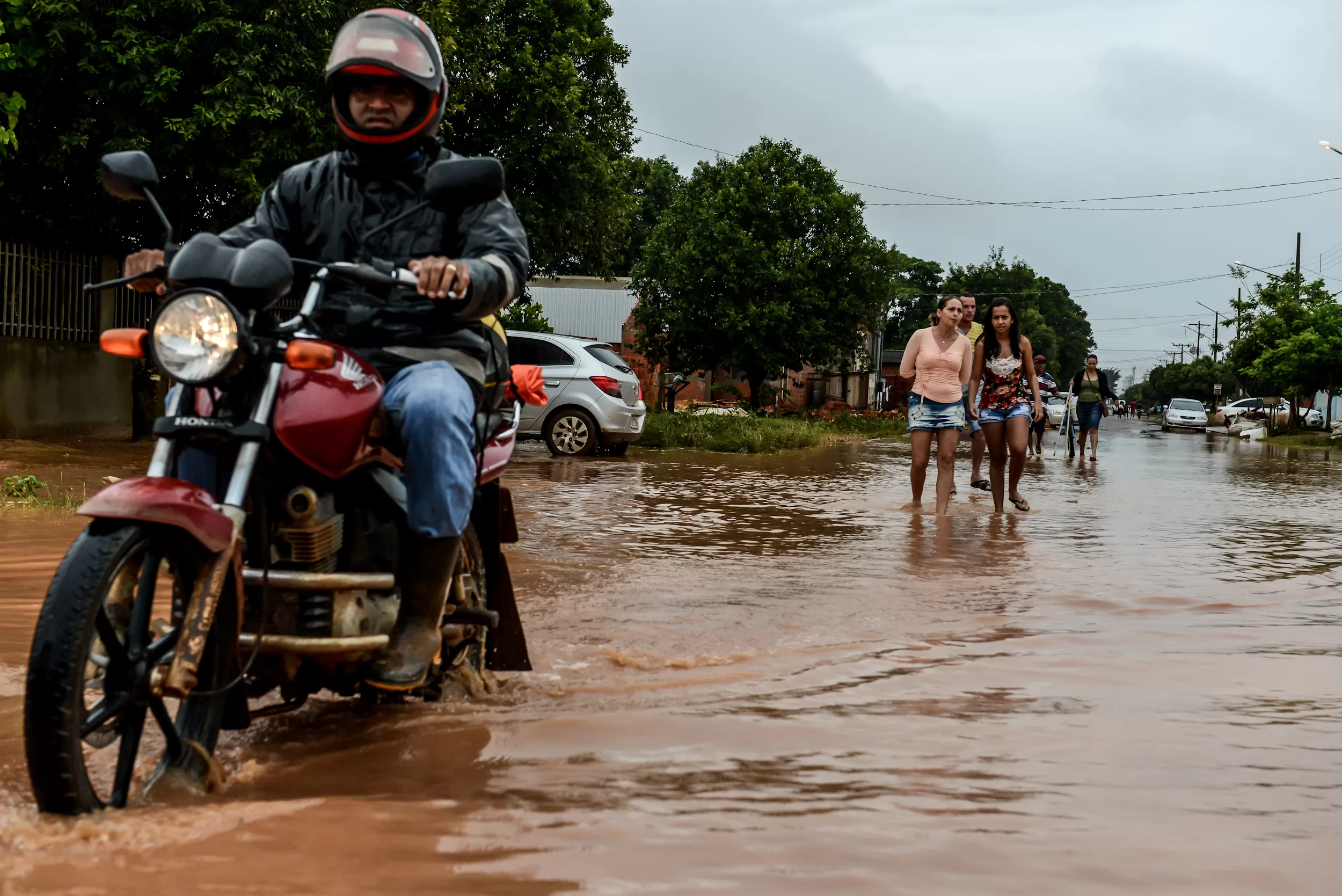 Detran orienta motociclistas a redobrarem cuidados durante o período de chuvas