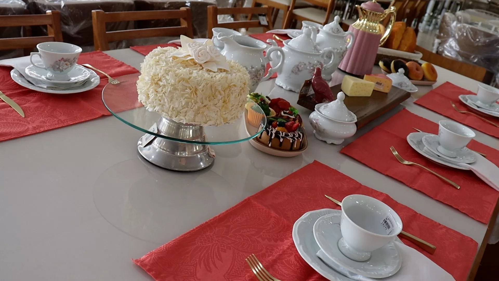 Edileide Marques mostra a delicadeza e sofisticação da mesa posta, para seu café da manhã