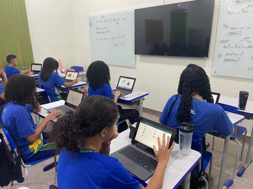 Na Escola Estadual São José Operário, em Rondonópolis, o uso de Chromebooks em sala de aula é rotina - Foto por: Seduc-MT