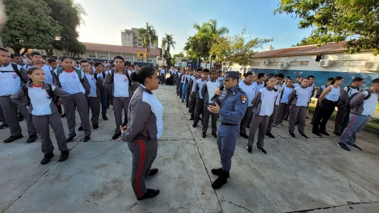 ESCOLA MILITAR TIRADENTES de Pontes e Lacerda homenageia estudante selecionada para intercâmbio na inglaterra