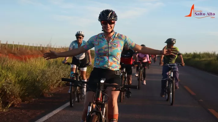 Brilho feminino sobre pedais: celebrando a força e a determinação das mulheres. “Pedal Burguesia”