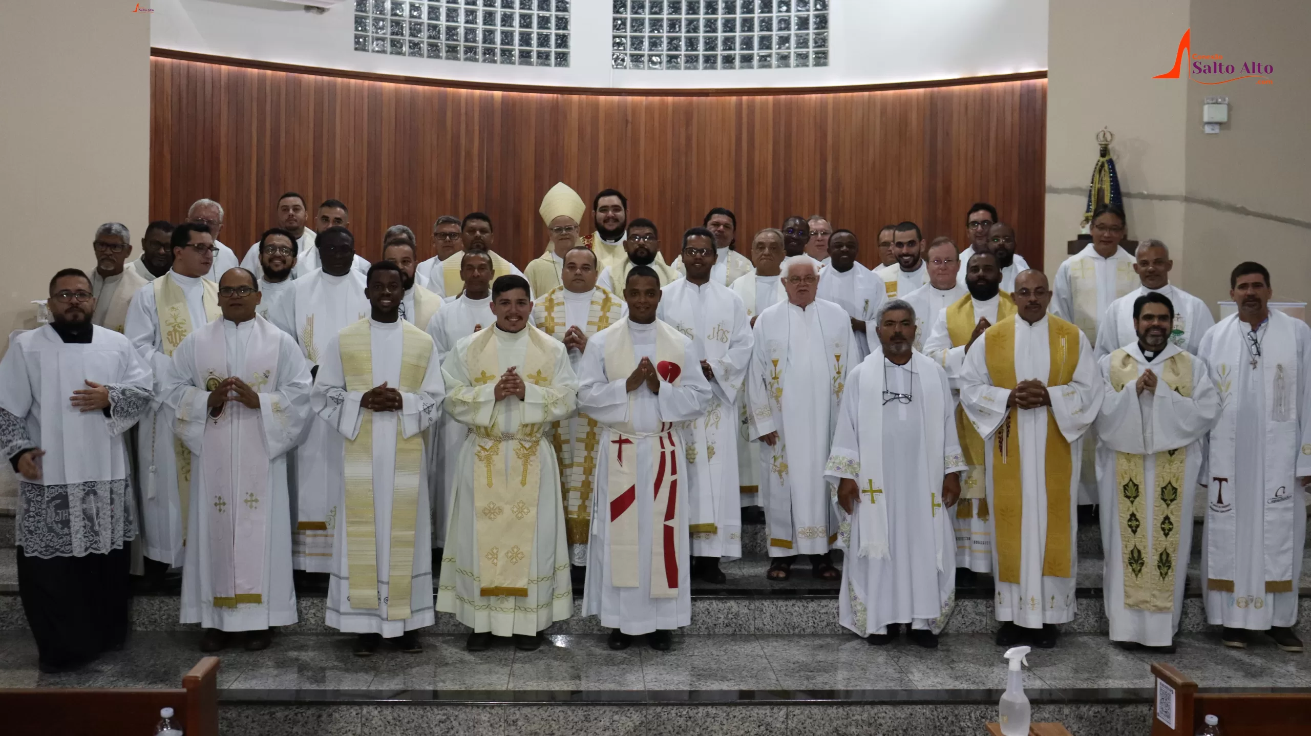 Unidos na fé: celebração da missa da unidade e bênçãos dos Santos Óleos em Pontes e Lacerda reúne cerca de 40 padres em comunhão espiritual