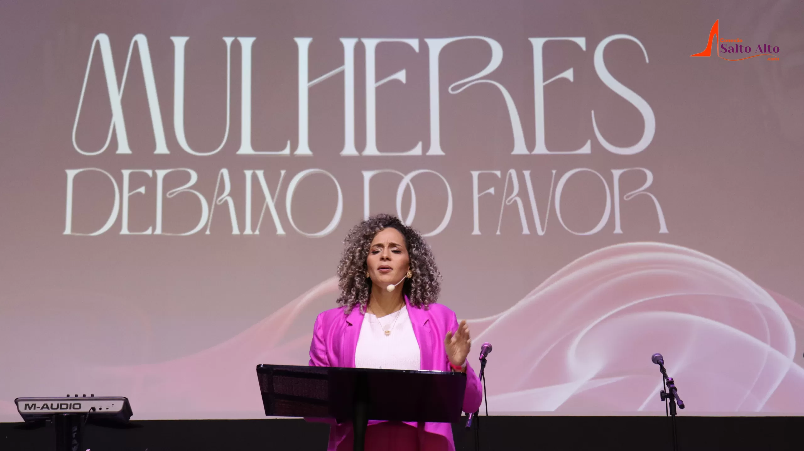 Igreja Videira realiza noite de louvor com o tema “Mulheres Debaixo do Favor”