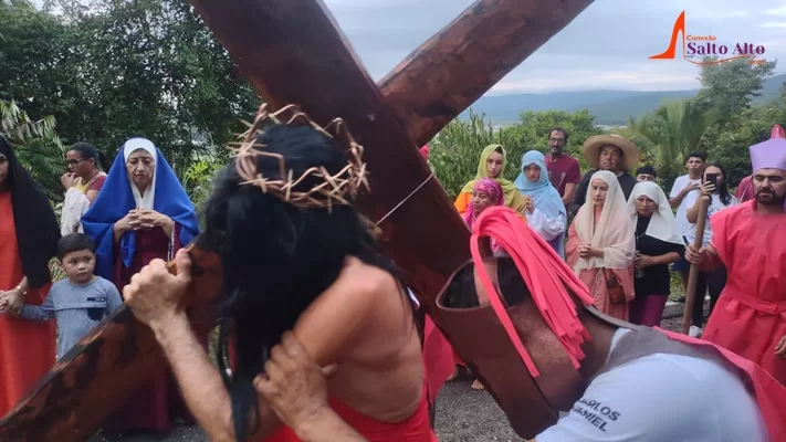 Centenas de fiéis participam de Via Sacra na Serra do Patrimônio