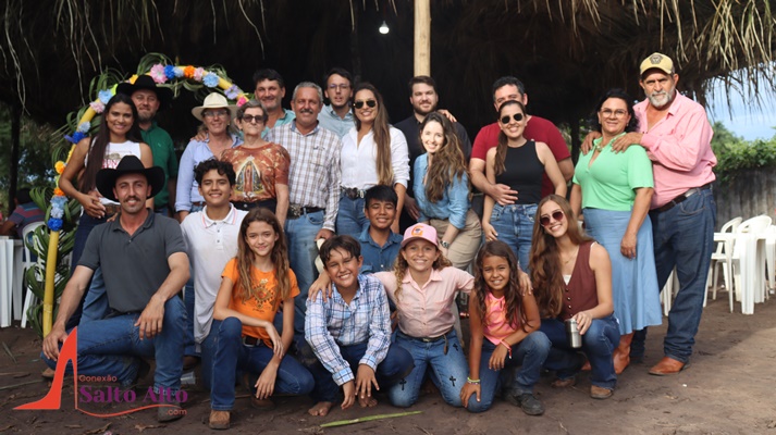 Dona Luzia realiza o sonho de celebrar a Folia de Reis com uma festa inesquecível, reunindo familiares e amigos em um dia de muita fé, alegria e tradição