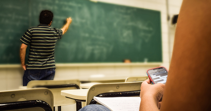 Proibição de celular melhora aprendizado no 1º mês, diz secretário